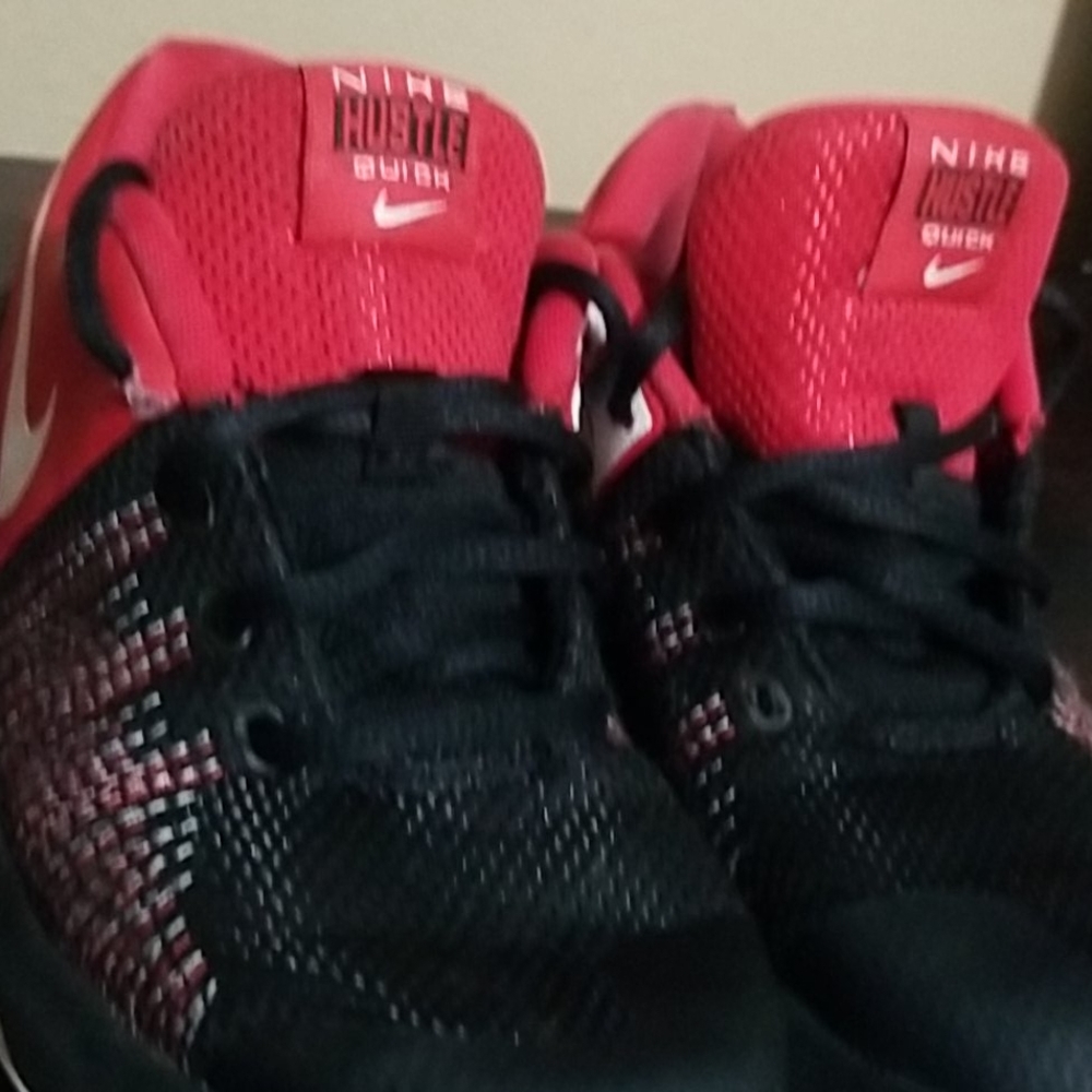 Nike Hustle Quick Shoes Black Red Size 4Y Youth - Picture 4 of 10
